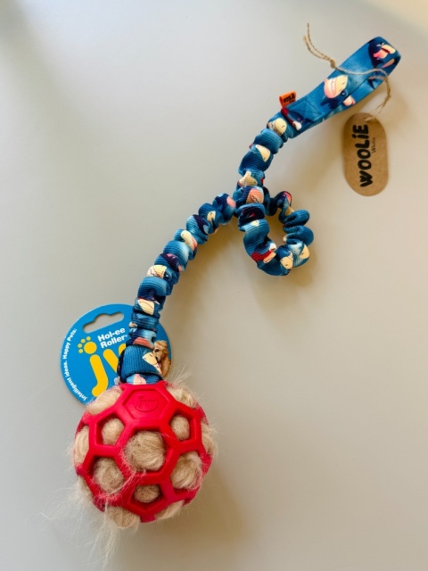 Piłka ażurowa JW PET wypchana futrem z super długą rączką w rekiny SUPER OKAZJA Piłka ażurowa JW PET wypchana futrem z super długą rączką w rekiny SUPER OKAZJA