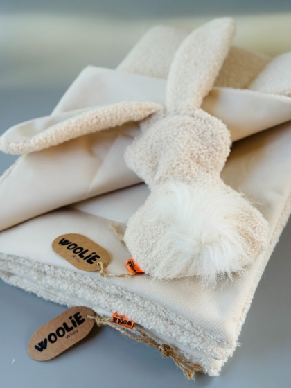 Zestaw beżowy dwustronna mata wodoodporna + szeleszczący królik z owczym ogonkiem