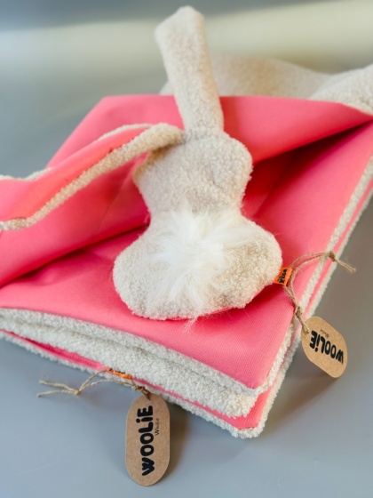 Zestaw pastelowy róż dwustronna mata wodoodporna + szeleszczący królik z owczym ogonkiem