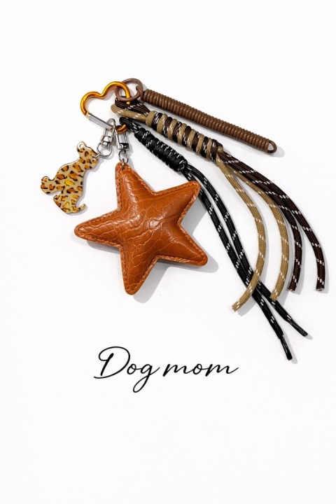 Breloczek "Dog Mom" brązowy